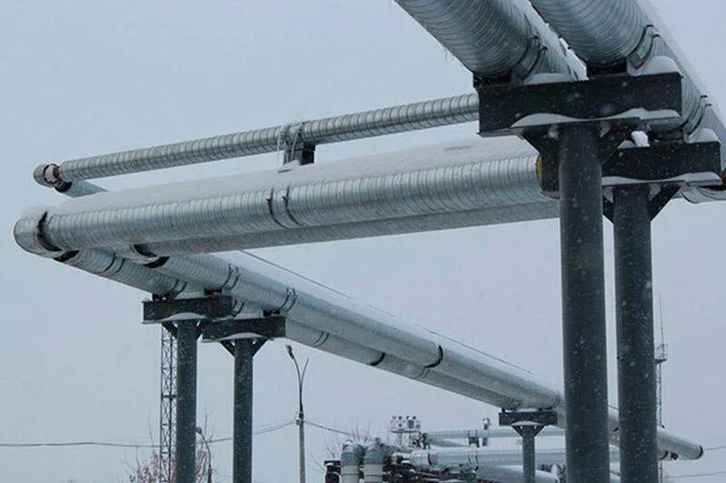 Трубы в изоляции ппу для тепловых сетей. Надземная прокладка тепловой сети. Опора теплотрассы. Опора теплотрассы. Неподвижная опора тепловой сети.