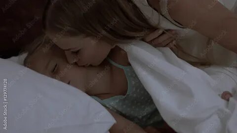 Целует маленькая девочка сон