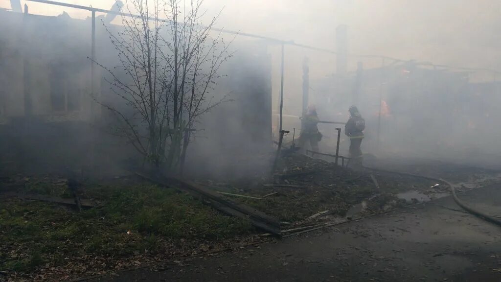 Сгорело 6 г. Пожар в Таборинском районе Свердловской области. Пожар в нижней Салде. Пожар на улице уральских рабочих. Камышловский район Свердл.обл пожа.