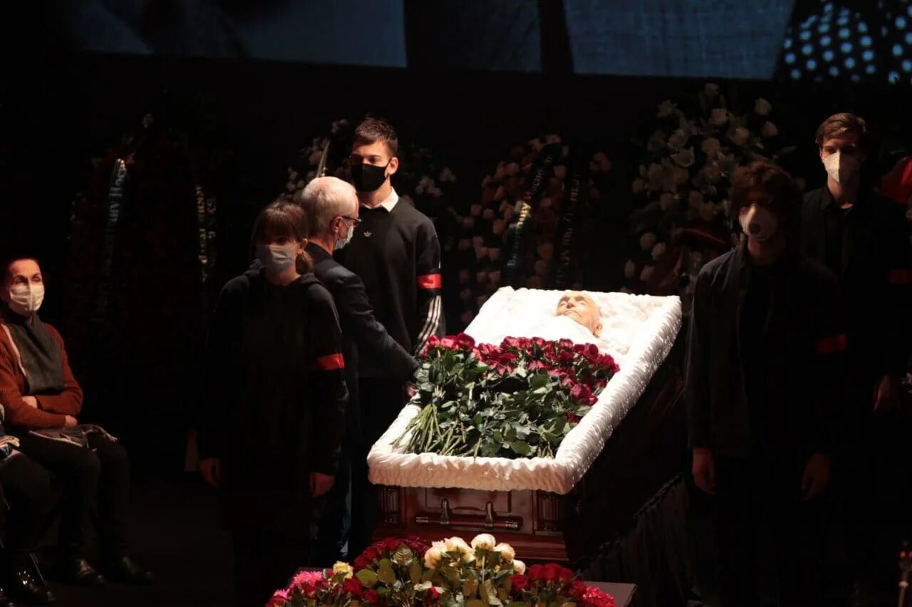 Ширвиндт похороны где похоронен. Театр Современник прощание с артистом. Церемония прощания с Валентином Гафтом.