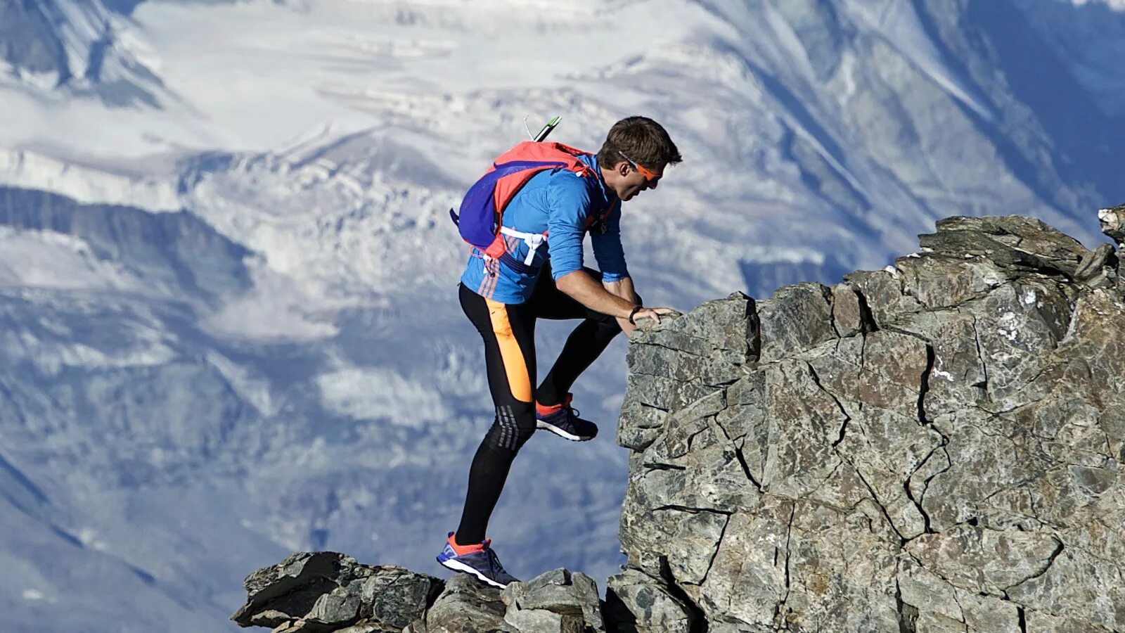 Тони Курц альпинист. Подъем в гору. Человек взбирается на гору. Восхождение на гору.