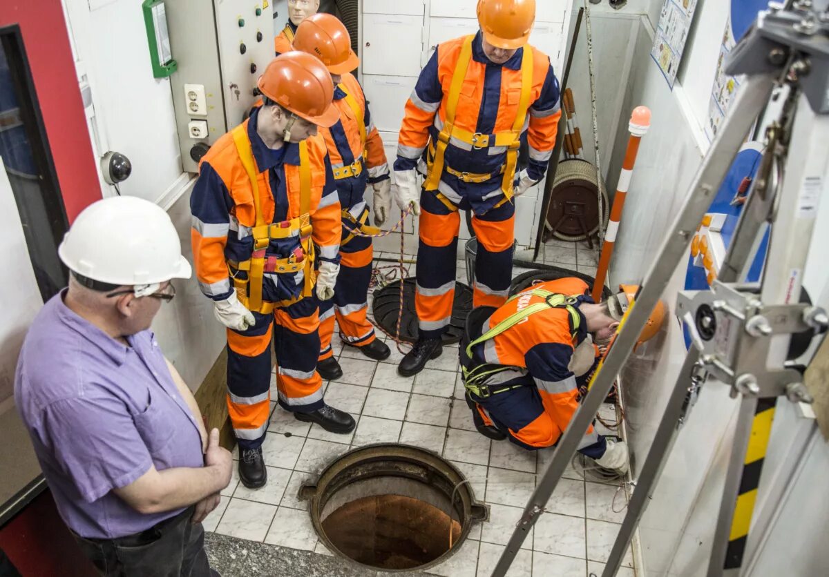 Ремонтные работы водоканала. Слесарь АВР Мосводоканал. Слесарь АВР 4 разряда Мосводоканал. Слесарь аварийно-восстановительных работ. Аварийно-ремонтная служба.