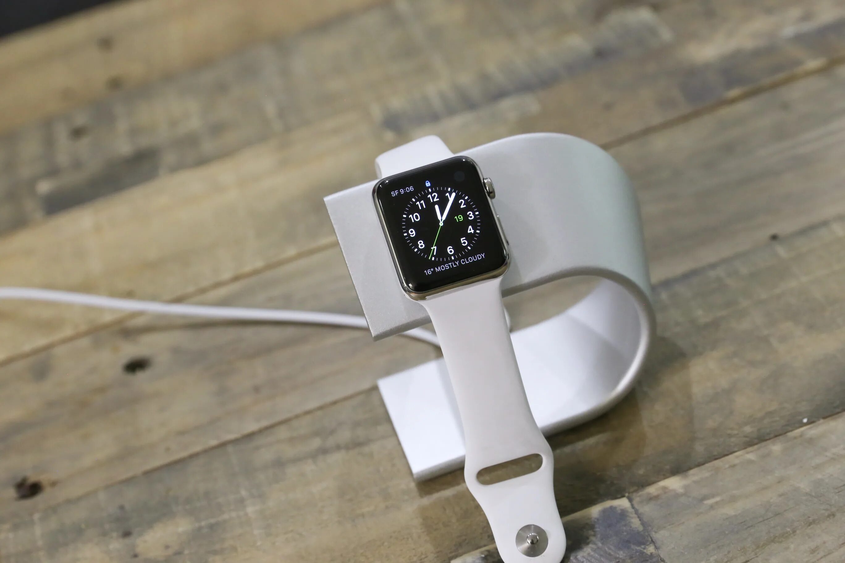 Часы заряд. Зарядка для эппл вотч. зарядка на часы apple iwatch. зарядка для эппл вотч 6. apple смарт часы разъём для зарядки.