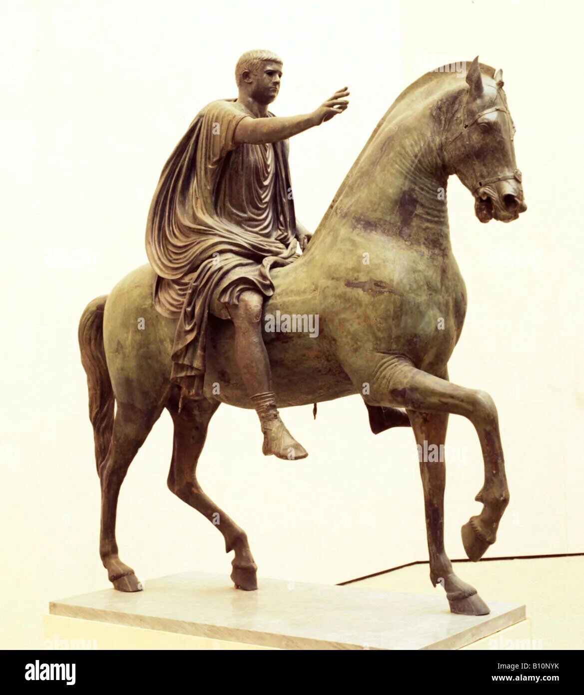 Любимый конь калигулы 7. Калигула конь сенатор. Статуя Калигулы Конная. Инцитат сенатор. Калигула и Инцитат.
