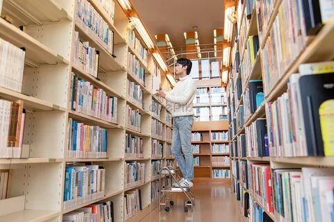 На верхней полке книг