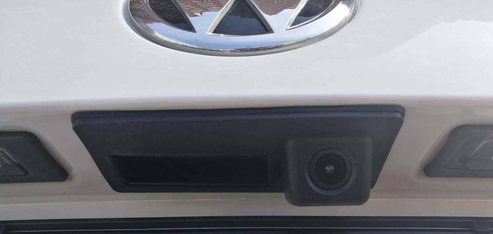 Камера заднего хода vw polo sedan 2016. Камера на фольксваген поло седан. Volkswagen polo 2010 камера заднего. Камера на фольксваген поло седан. Задняя камера volkswagen polo 2022.