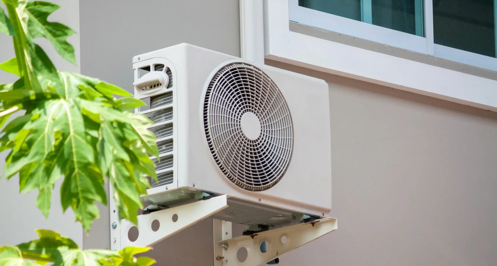 Наружный блок кондиционера на доме. Country House Air Conditioner. Картинки связанные с источником бесперебойного питания для дома. Кондиционер купить спб с установкой для квартиры