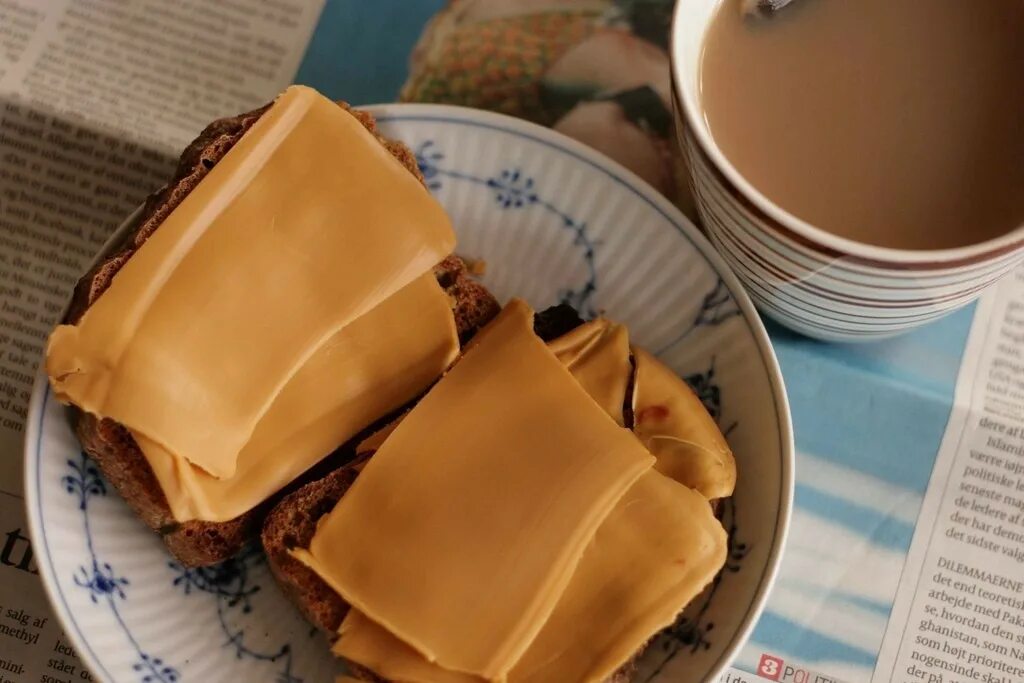 Брюност. Норвежский сыр коричневый. норвежский сыр с карамельным вкусом. брюност блюда. мюсост.