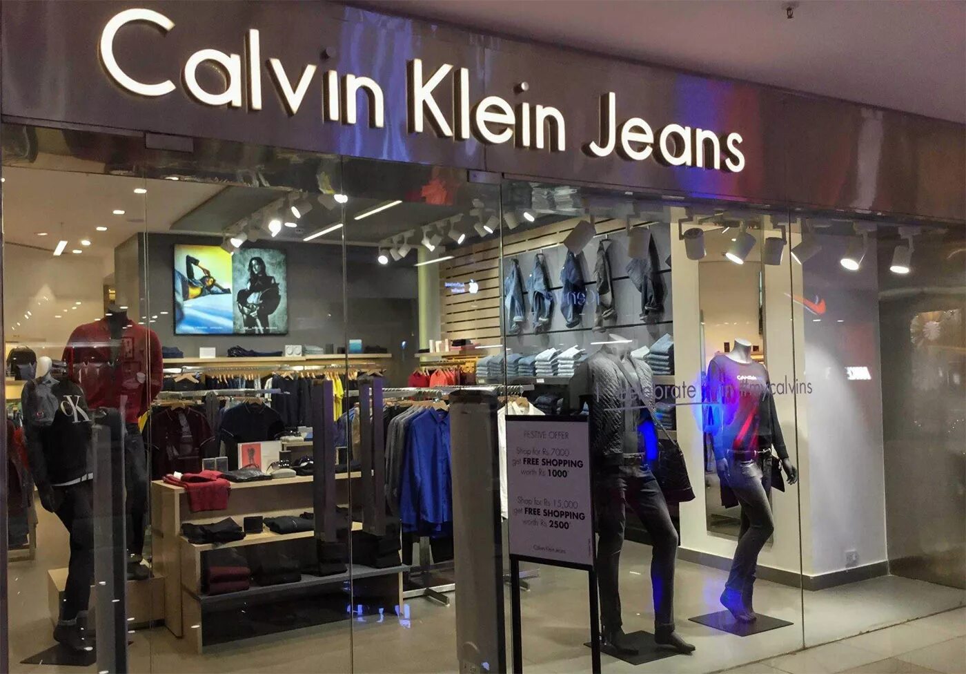 Calvin klein shop. Дом моды кельвин кляйн. Кельвин кляйн бутик. Дом моды кельвин кляйн. Кельвин кляйн в европейском этаж.