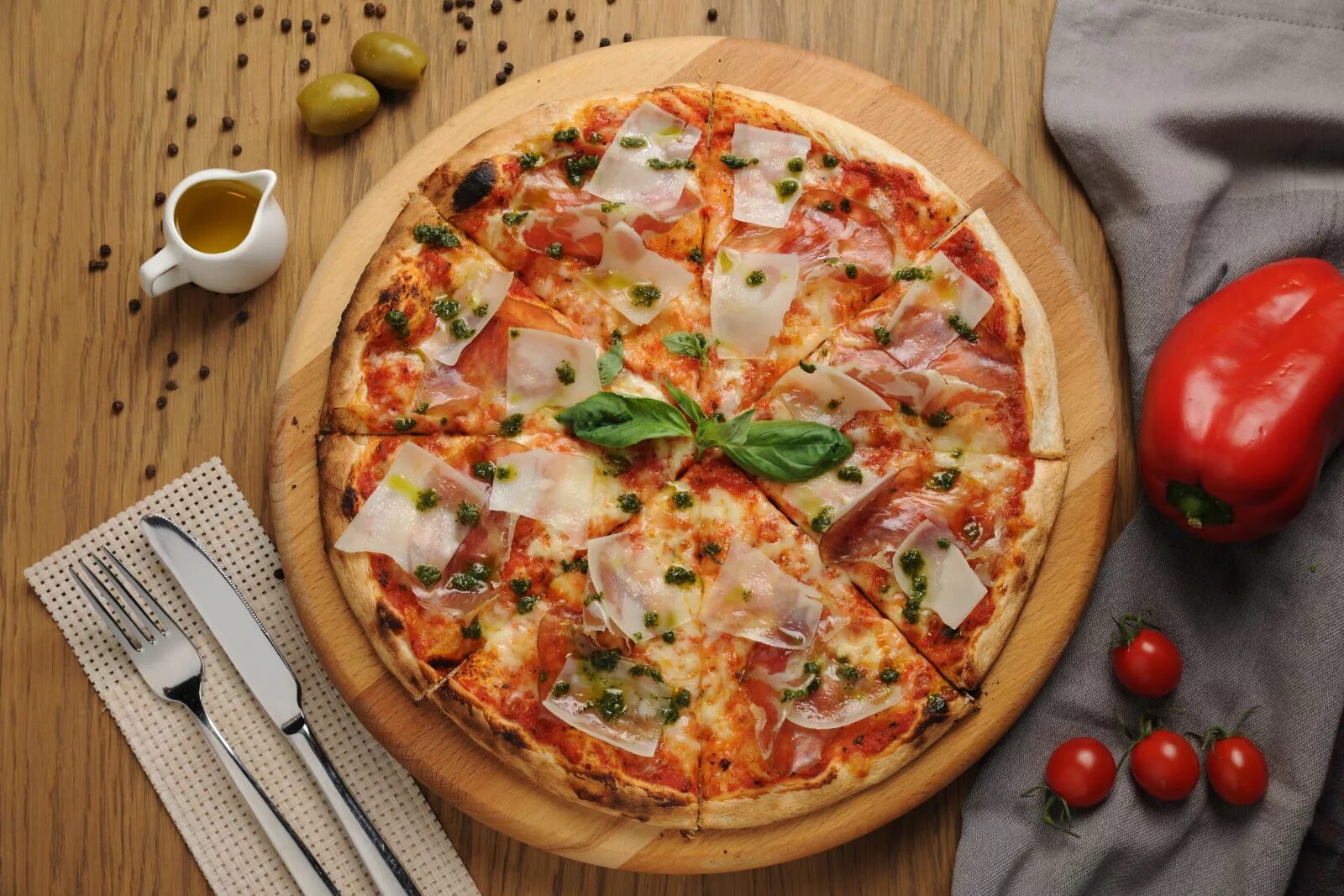 Окто пицца. Антонио пицца Боровичи. Пицца чоризо. Пицца с моцареллой. Пицца моцарелла из Италии пицца.