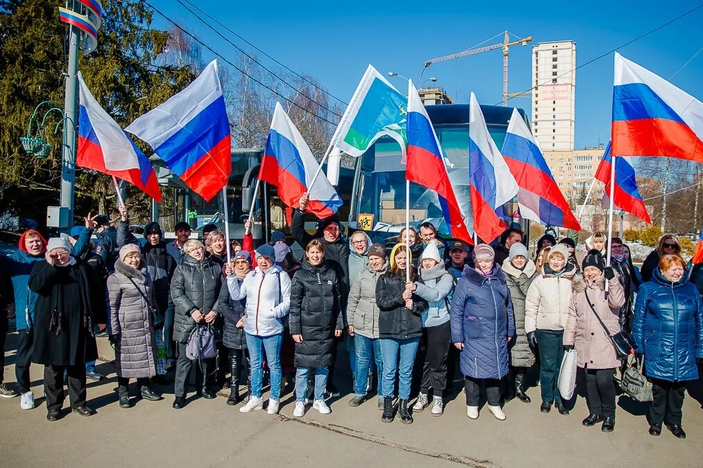 Митинг единороссов. Митинг в честь воссоединения Крыма с Россией. Россия и Крым мы вместе. Митинг концерт единой россии