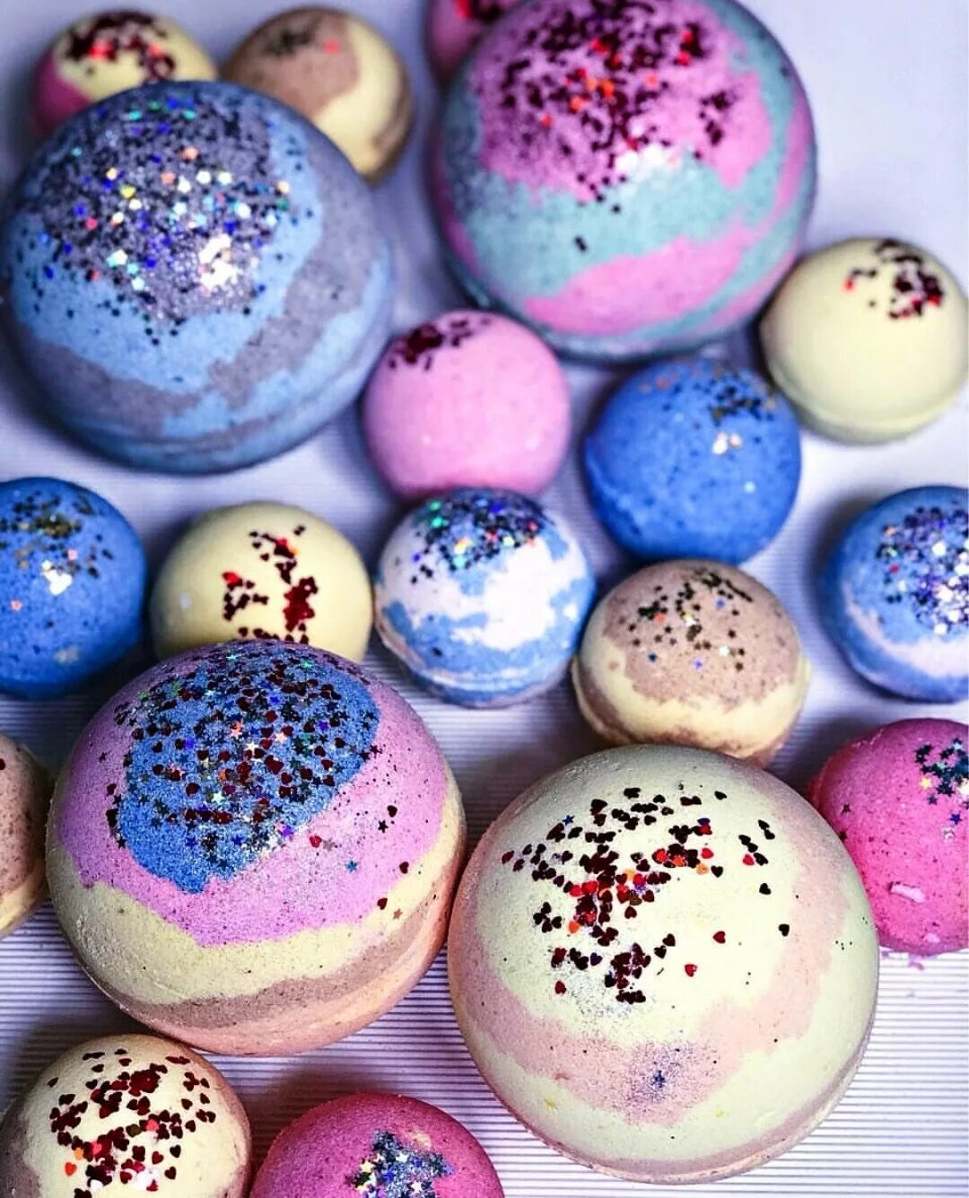 бомбочка для ванны revolution. бомбочки для ванны разноцветные. Lush набор бомбочек. бомбочки для ванной. стильные бомбочки для ванны.
