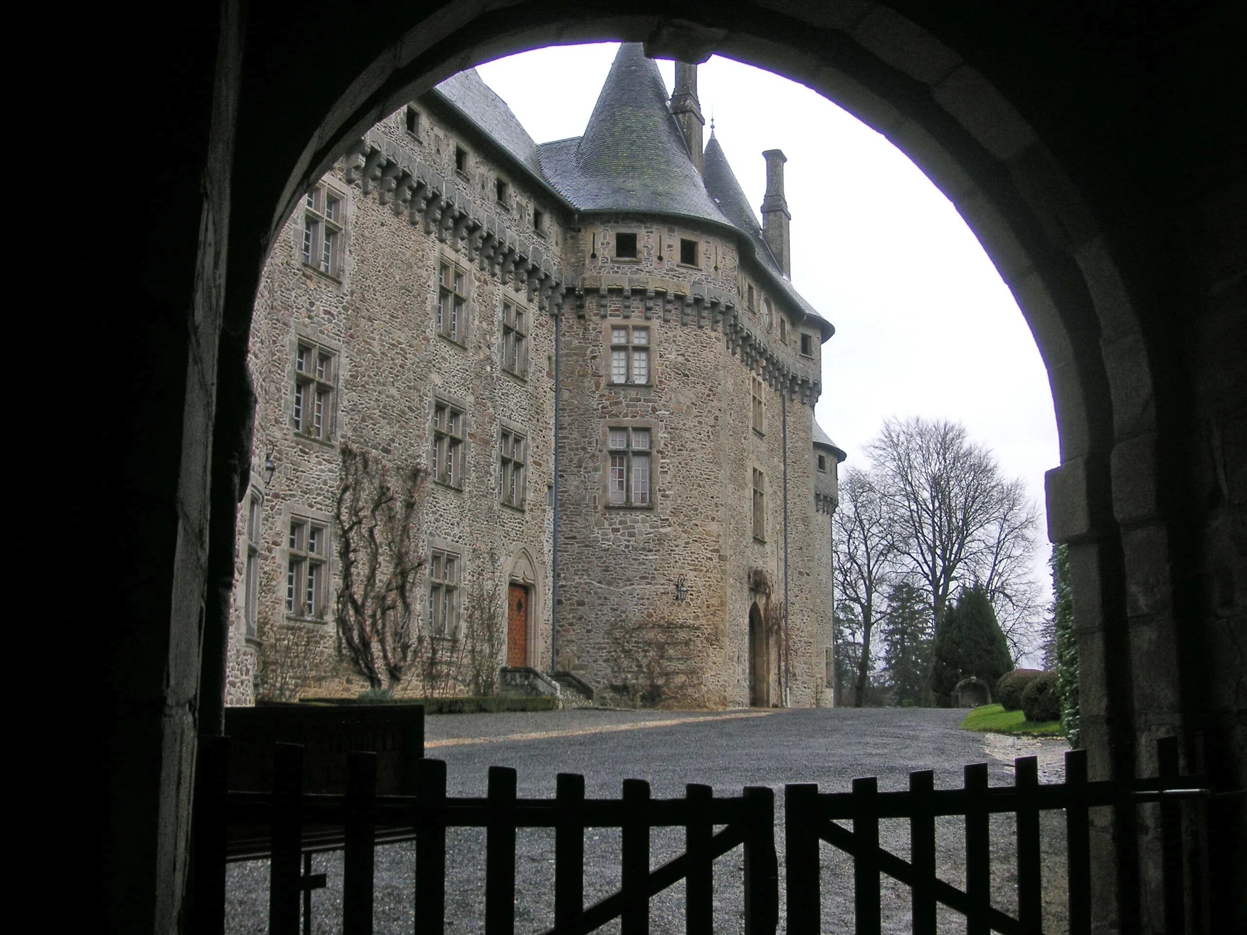 Открытые ворота замка. Замок Помпадур во Франции. Замок маркизы Помпадур. Замок Берри Франция. Ворота в замках Франции.