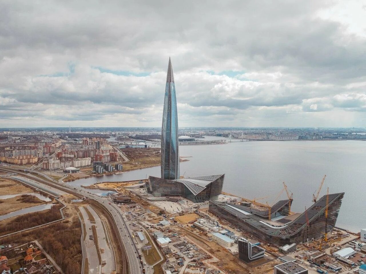 Высота лахта центра. Лахта-центр в Санкт-Петербурге вид сверху. Новый небоскреб Лахта центр 2. Деревня Лахта СПБ. Лахта центр и деревня.