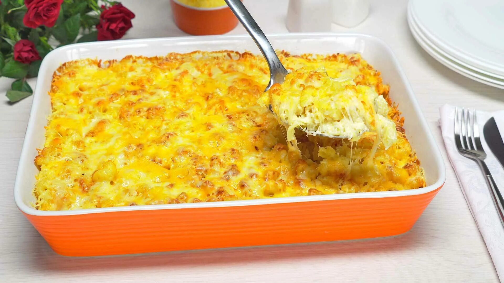Запеканка в микроволновке быстро и вкусно рецепты. Запеканка с макаронами и курицей в духовке с сыром. макаронник запеканка. макаронник запеканка из макарон. запеканка с макаронами в духовке с сыром.