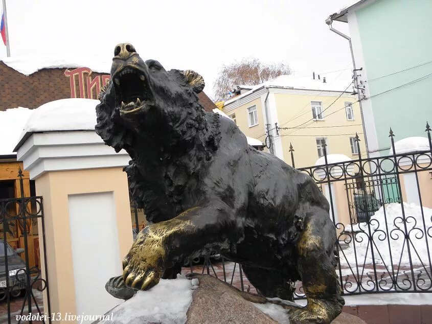 Почему медведь ярославль. Медведь Церетели в Ярославле. Памятник рычащему медведю Ярославль. Рычащий медведь в Ярославле. Скульптура рычащего медведя в Ярославле.