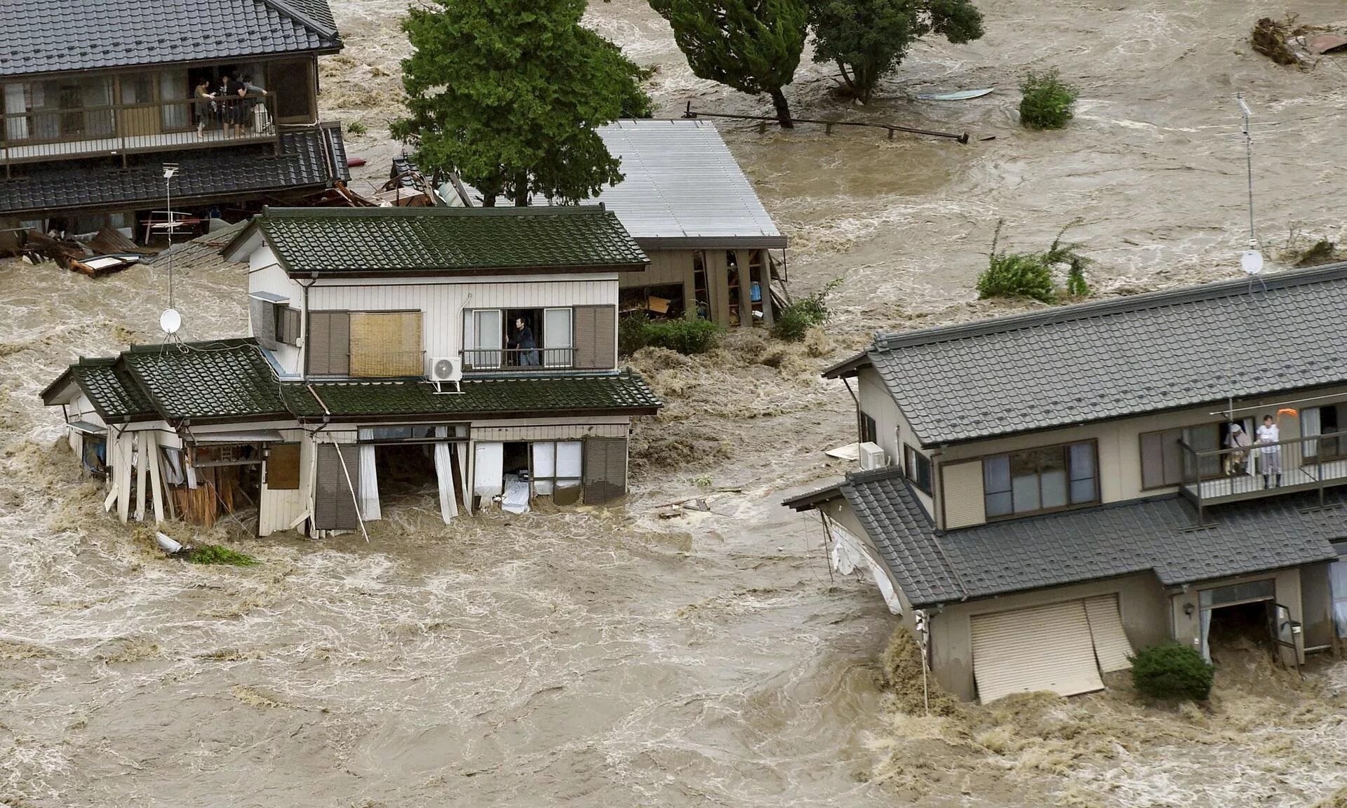Выдающиеся наводнения. Наводнение в доме. Разрушенный наводнением дом. Разрешение зданий наводнением.