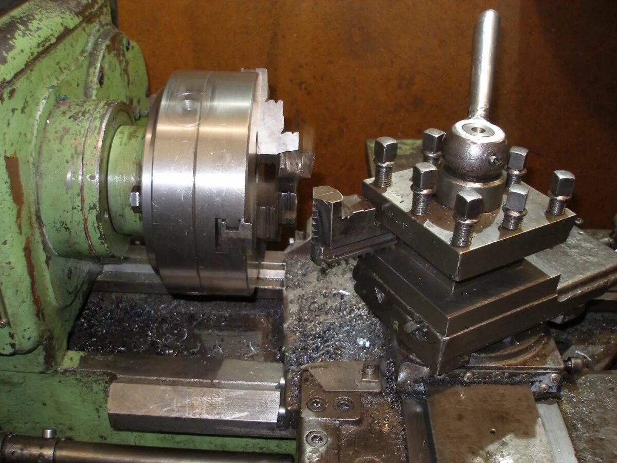 Фрезерная приставка для токарного станка тв 16. Детали на фрезерном станке. Фрезерная приставка к токарному станку wm210v. Кондуктор для фрезеровки на токарном станке. Станок для фрезерования шпоночных пазов.