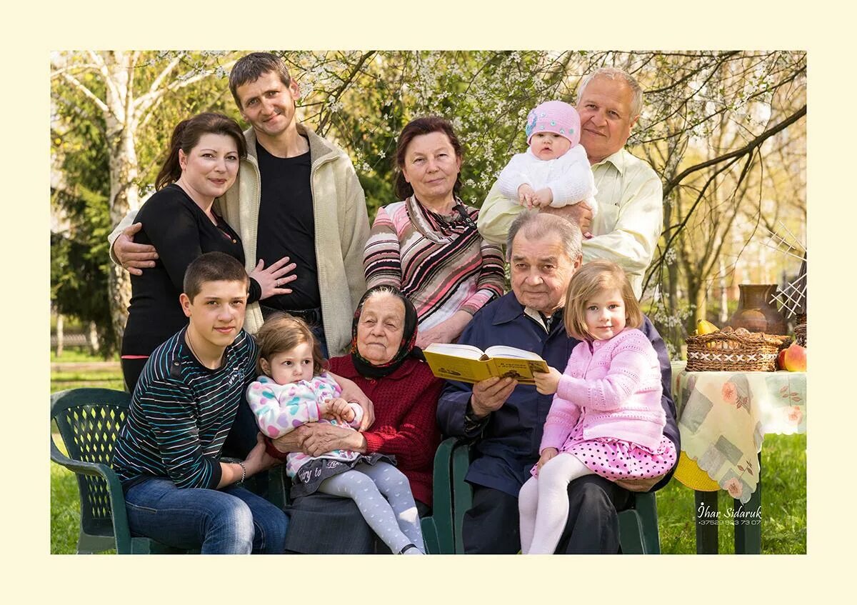 Семья несколько поколений. Семья с бабушкой и дедушкой. Российская семья с бабушками и дедушками. Российская семья с детьми.