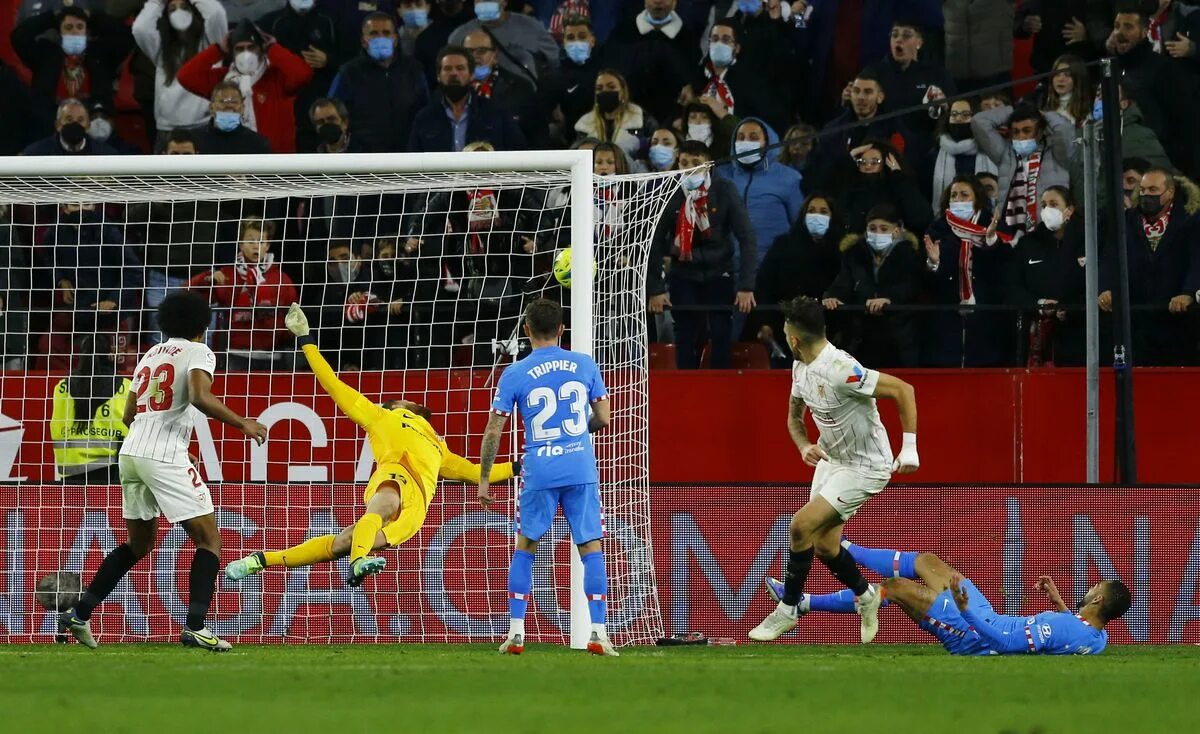 Гонсало монтиэль. Севилья атлетико мадрид. Анхель корреа атлетико мадрид 2023. Личные встречи атлетико мадрид севилья. Севилья атлетико.