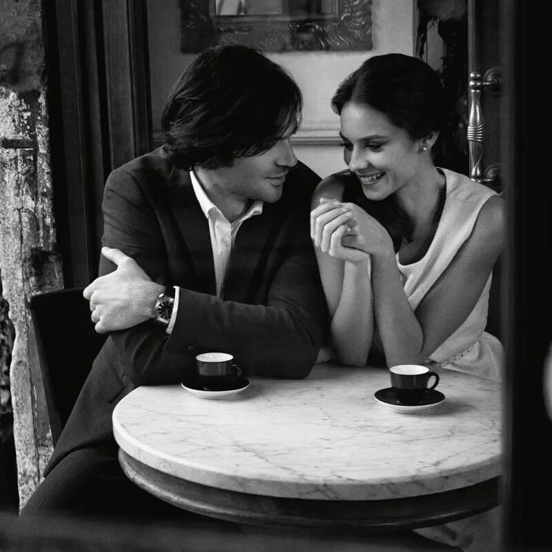 Мужчина и женщина за столиком. Двое за столиком в кафе. Мужчина и женщина пьют кофе. Разговор влюбленных. Звонит забота