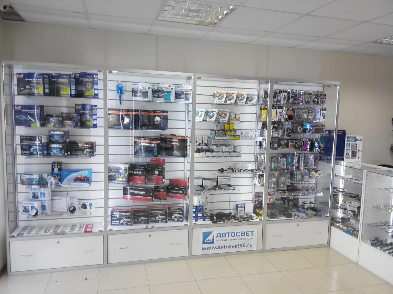 Витрина для автомобильных ламп. Магазин автосвет в омске. Автомагазин автосвет. Автомагазин енисейск. Автомагазин автосвет.