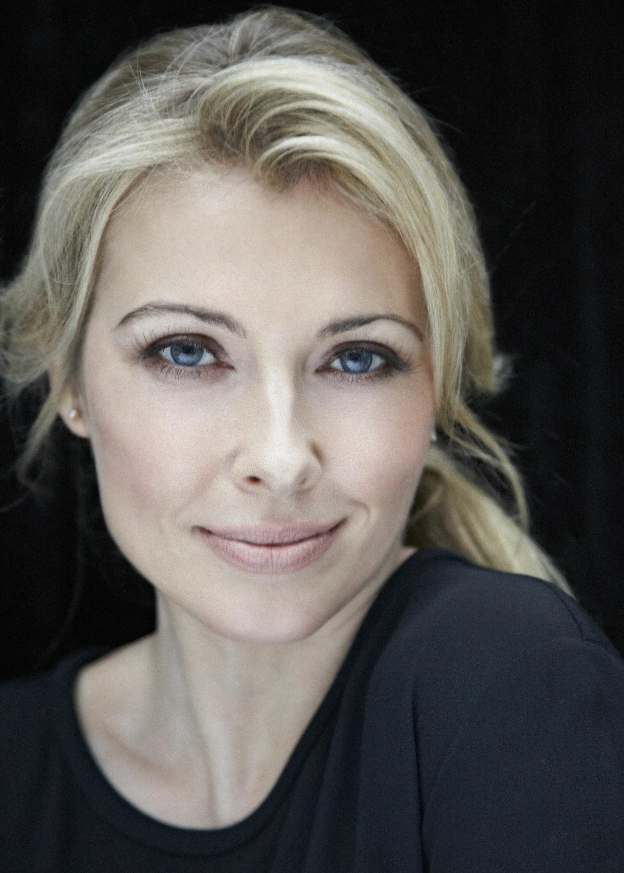 Линет genshin. Linette crown. Linette crown. Линетт краун фото. Linet slag czech model чешская модель.