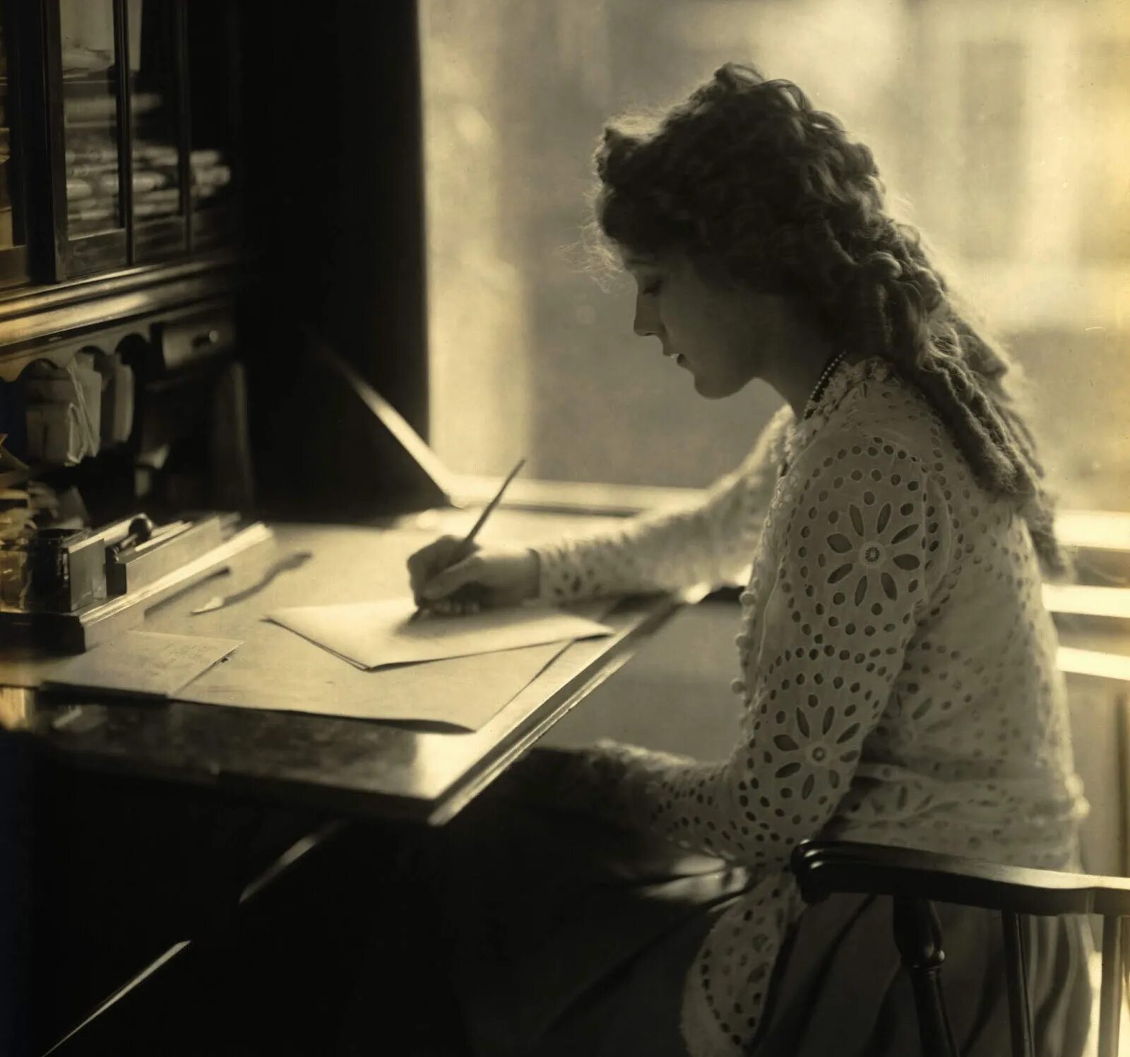 Женщина сочиняет. Девушка поэт. Francine van hove картины. Девушка поэт. Размышления в тишине.