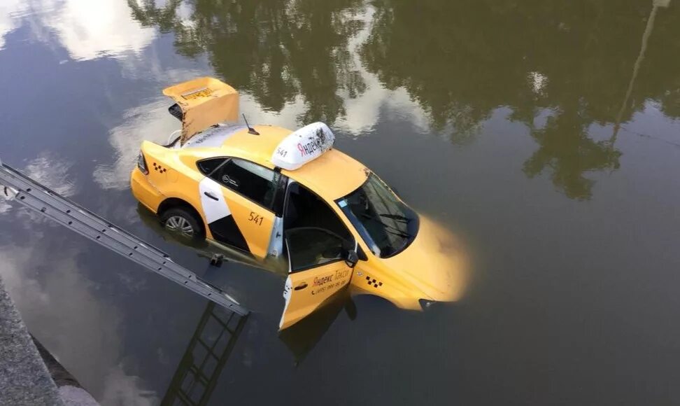 Автомобиль в воде. Автомобиль падает в воду. Такси в реке.