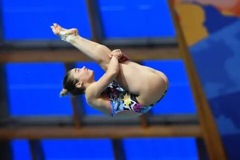 На чемпионате по прыжкам в воду выступают