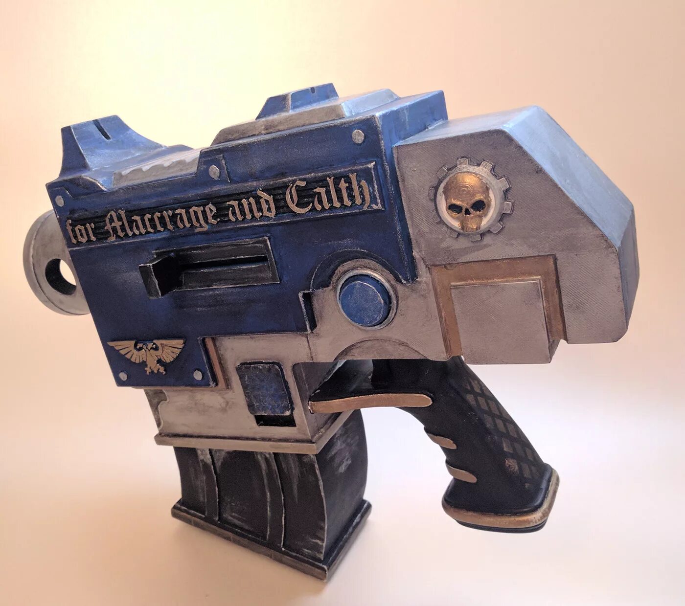 Комби болтер warhammer 40000. Пистолеты вархаммер. Warhammer 40000 bolt pistol. Warhammer 40k болтер. Болт револьвер вархаммер.