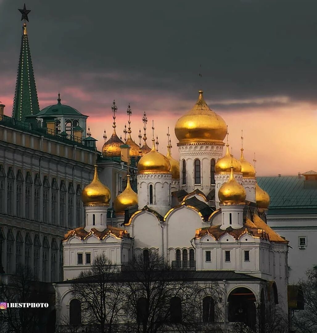 Собор василия блаженного на красной площади. Храм напротив кремля. Храм на софийской набережной в москве. Архангельский собор кремля. Храм напротив кремля.