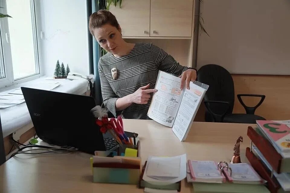 После 9 класса учитель дистанционно. Учитель на удаленке. учитель на дистанте. учитель на дистанционном уроке. дистант в школах.