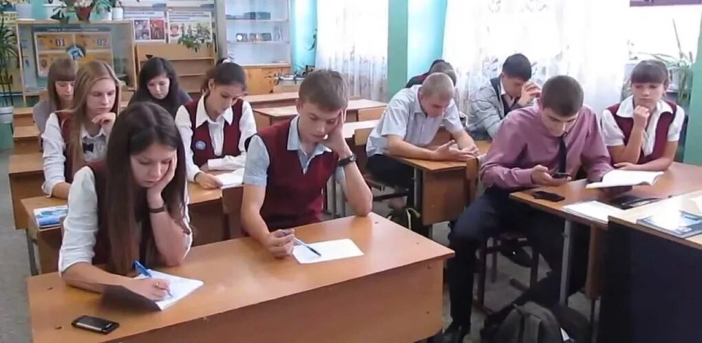 Уроки одиннадцатого класса. Урок в школе 11 класс. ученик 11 класса. уроки 11 класса. классный час в школе 11 класс.