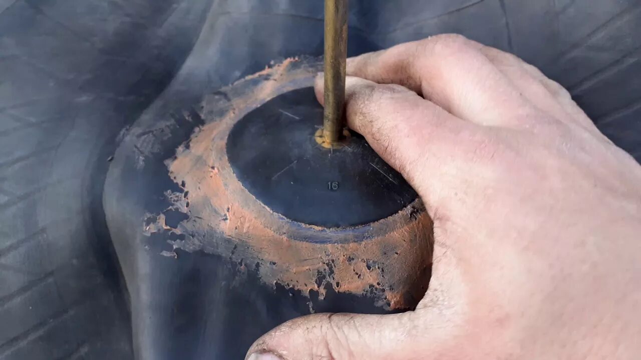 Заклейка велосипедной камеры. Клей для автомобильных камер зеленый. Ремкомплект колесных камер. Заклеить камеру автомобиля своими руками. Ремонтный сосок для автокамеры.