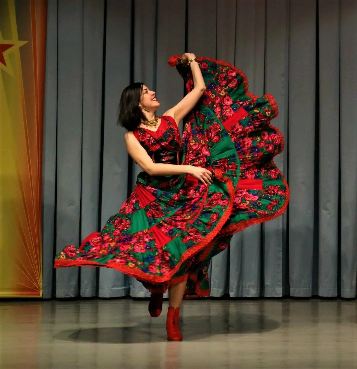 Цыганская эстрада. Цыганский танец Свэнко. Студия цыганского танца. Цыганские танцы для начинающих.
