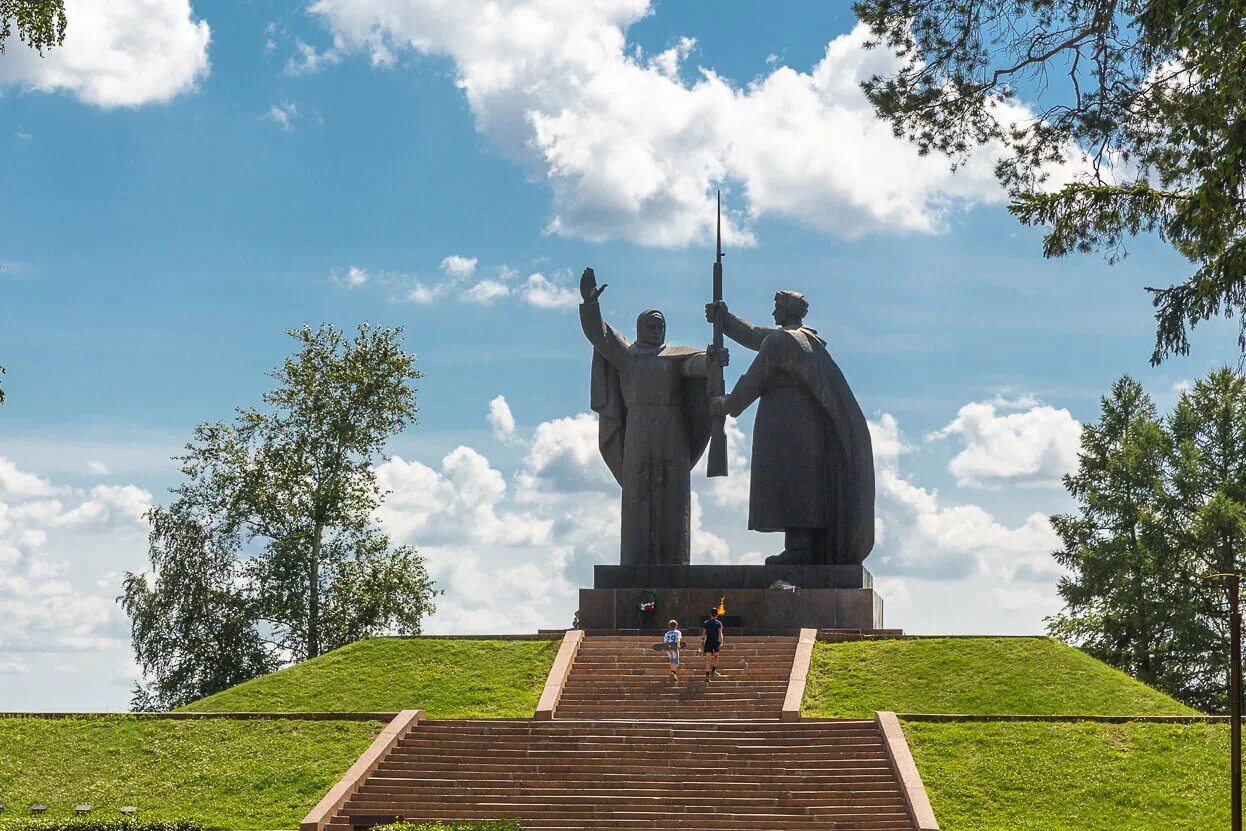 Памятные монументы. Памятник Родина мать вручает оружие сыну Томск. Памятник в Лагерном саду Томск. Томск лагерный сад монумент. Мемориал боевой и трудовой славы Томск.