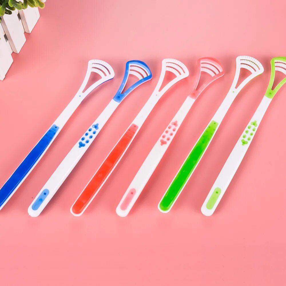 Скребок для языка какой лучше. Штука для чистки языка. Чистка языка скребком и щеткой. Скребок для языка. Набор скребков для языка 201+202 curaprox tongue cleaner ctc 203.