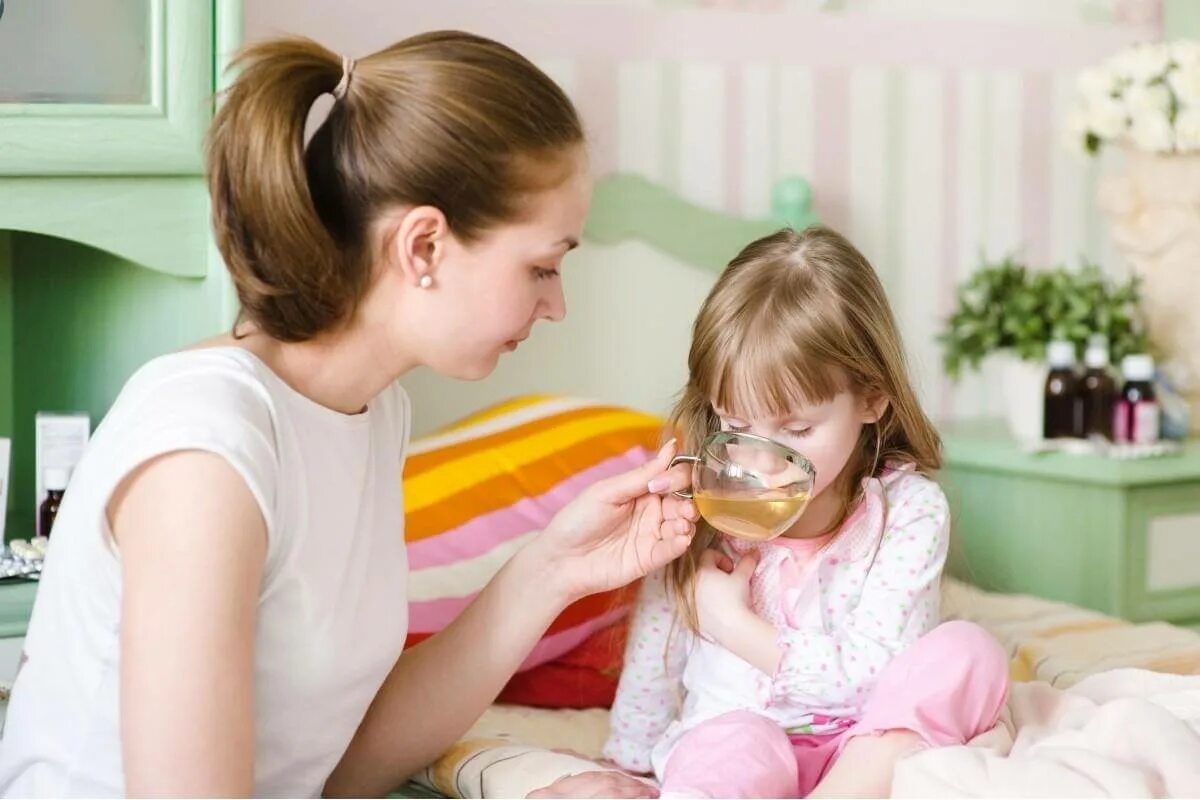 Можно ли пить мамам. Фитотерапия для детей. Дети пьют чай. Мама с ребенком пьют чай. Мама лечит.