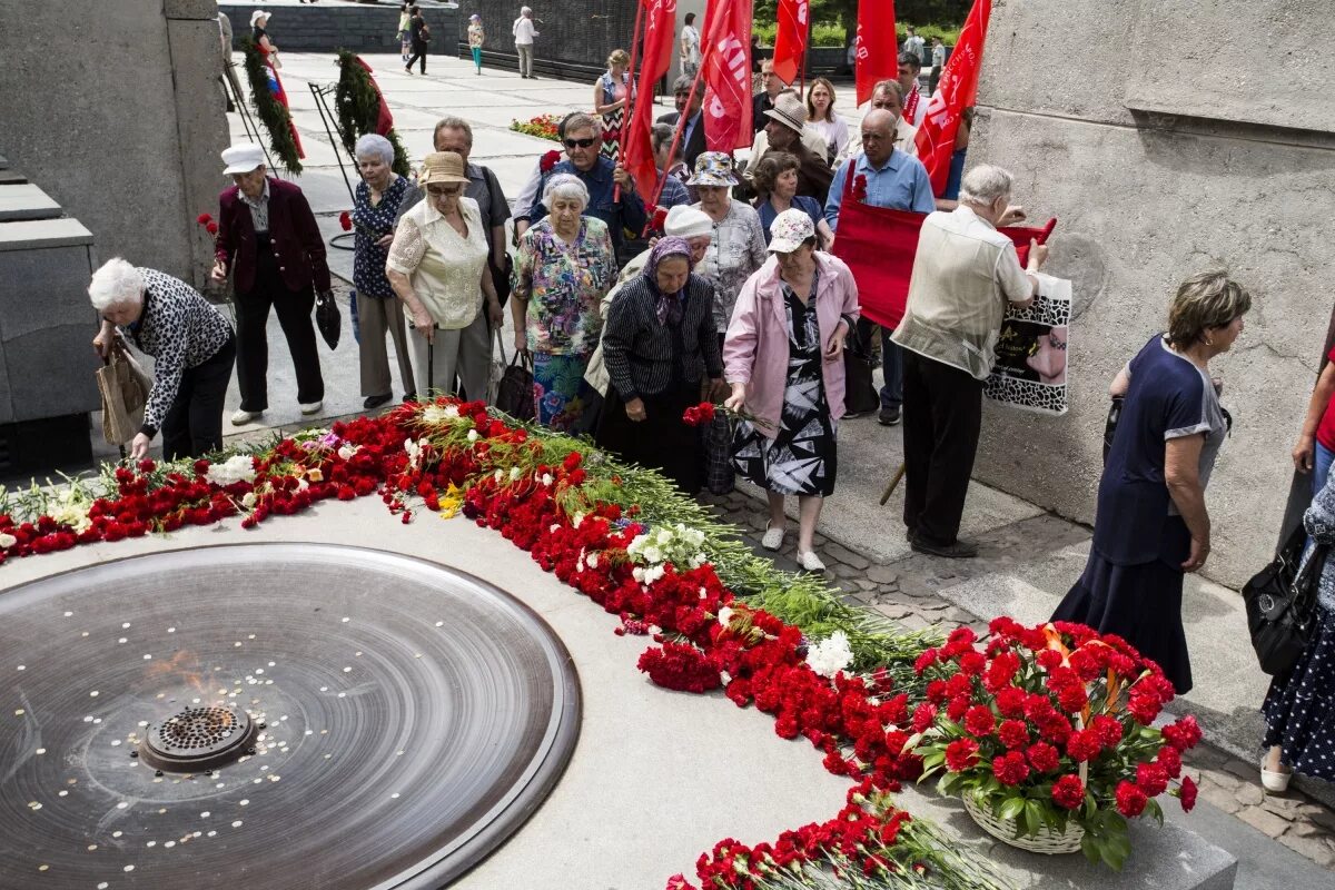 Возложение цветов к памятнику неизвестного солдата 9 мая. 22 июня возложили цветы к памятнику. 22 июня краснодар вечный огонь. Семья возлагает цветы к вечному огню. Возложение цветов 22 июня 2021.