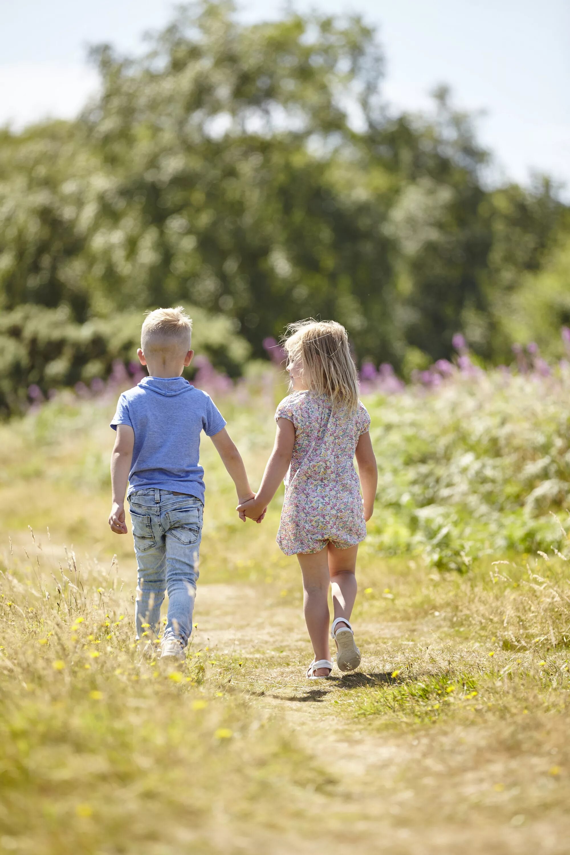 Sister helped my brother. Брат и сестра картинки. Sis help brother girl. Мальчик и девочка смеются. Sis help brother girl.