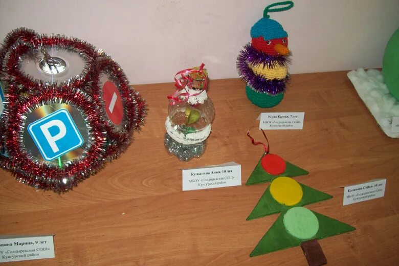 новогодняя игрушка по пдд. елочная игрушка на тему безопасность дорожного движения. новогодняя игрушка на тему дорожного движения. игрушка на елку на тему пдд. новогодняя игрушка в стиле пдд.