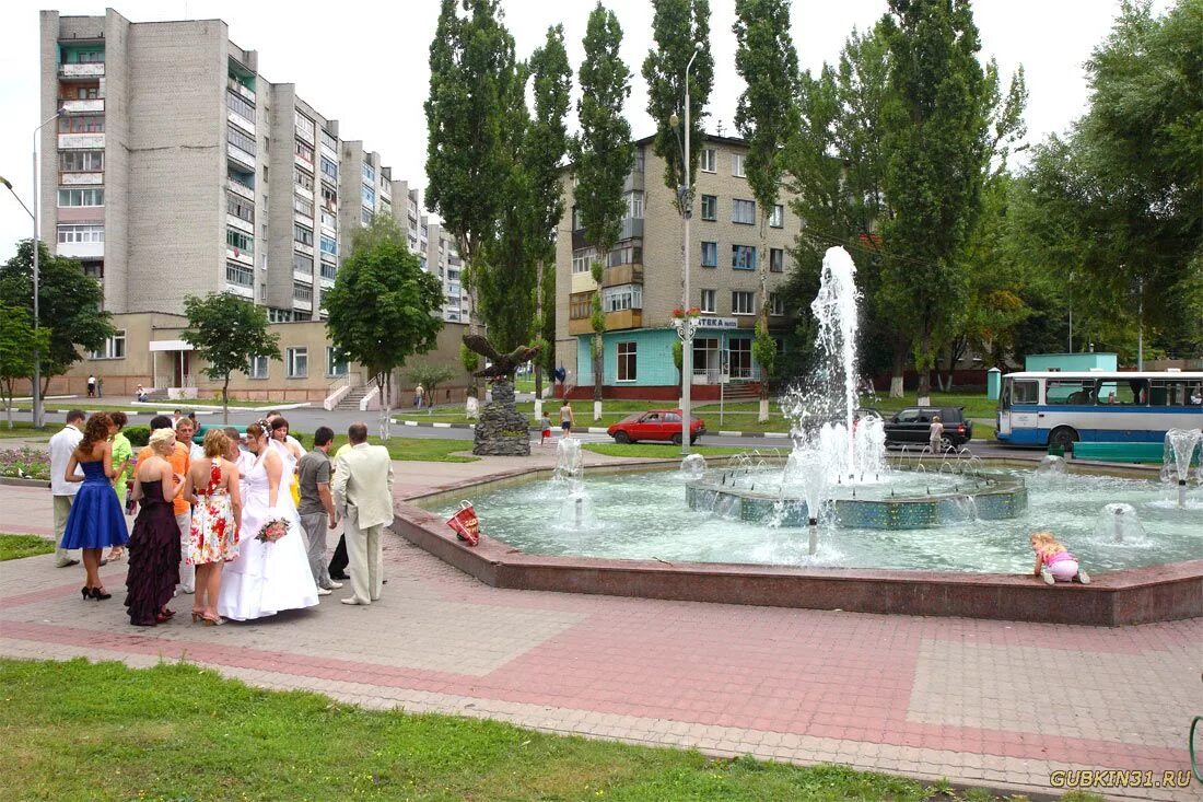 Губкин белгородской области сегодня. Губкин Лазарева фонтан. Губкин парк с фонтаном. Фонтан Губкин. Сквер Лазарева Губкин.