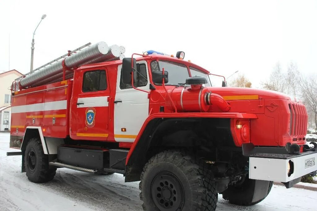 Пожарные машины челябинска. Пожарная машина урал 43206. Служба пожаротушения машина. Пожарные машины челябинска. Пожарные машины челябинска.
