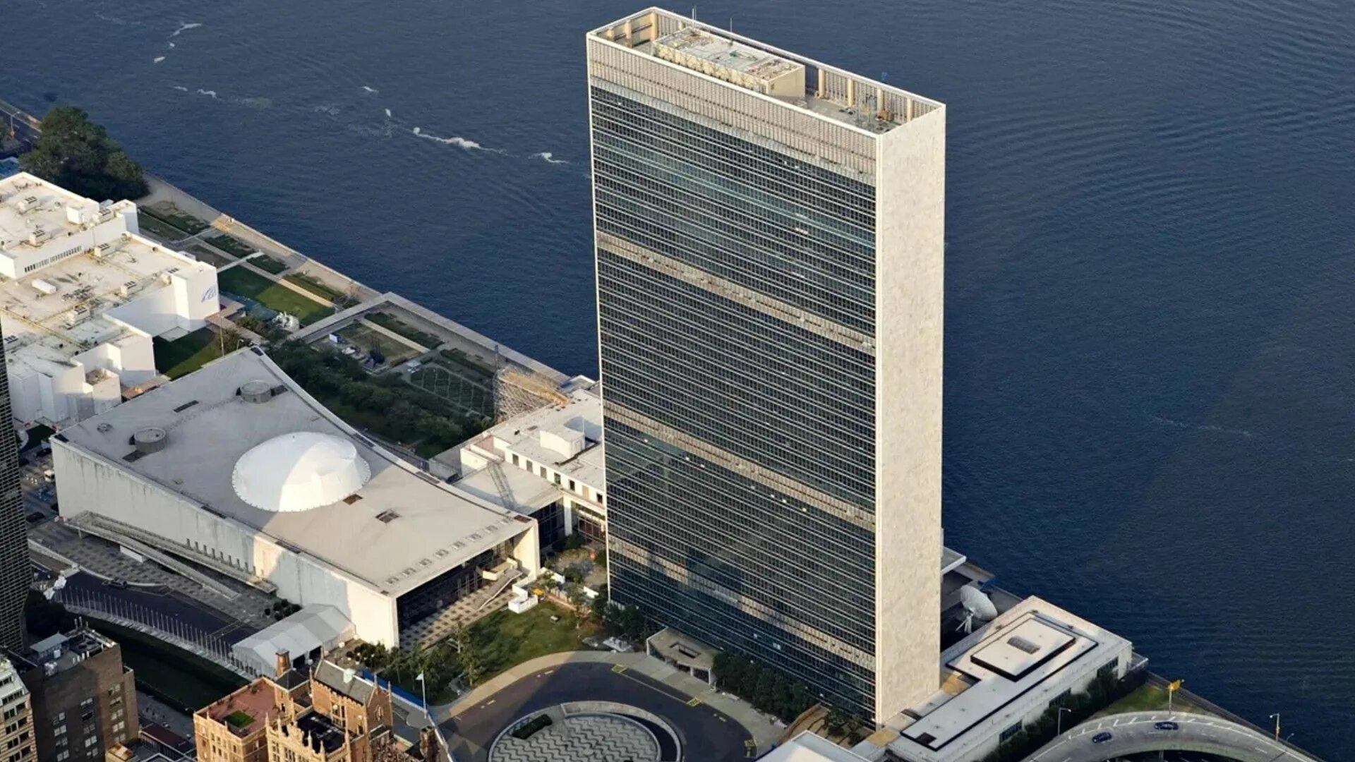 Оон какой город. Штаб-квартира ООН В Нью-Йорке. Комплекс зданий ООН В Нью-Йорке. Здание штаб-квартиры ООН В Нью-Йорке. Штаб-квартира ООН В Нью-Йорке Оскар Нимейер.