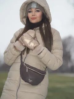 Шапка под бежевый пуховик