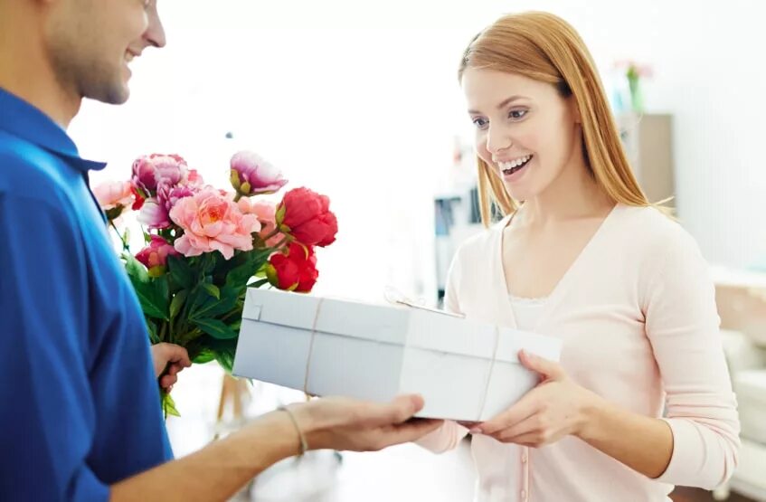 Человек получает посылку. Доставлять понимание. Курьер фото. Доставлять понимание. Девушка курьер.