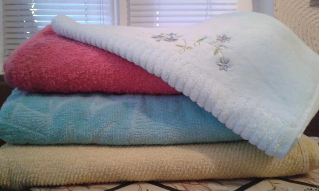 Как сделать махровые полотенца мягкими после стирки. Полотенце махровое. Пушистое полотенце. Домашний текстиль махровые полотенца. Полотенца на кровати.