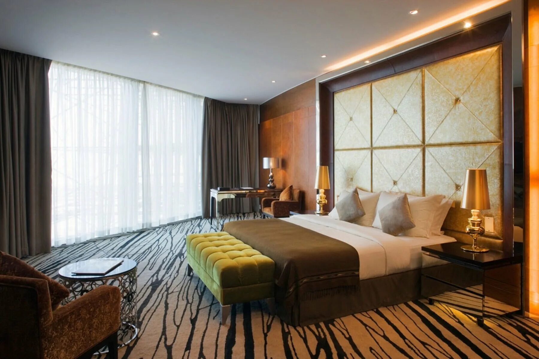 Hotel bedroom. Гостиница Дубай лакшери. Отель Meydan Дубаи. Гостиницы в Дубае 5 звезд. Спальня в отеле.