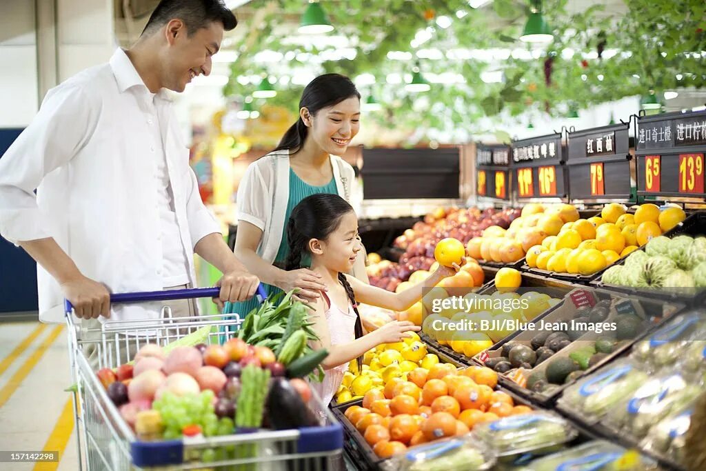 Семья в супермаркете. Люди в Маркете. Рынок фон. Семья в супермаркете азиа.
